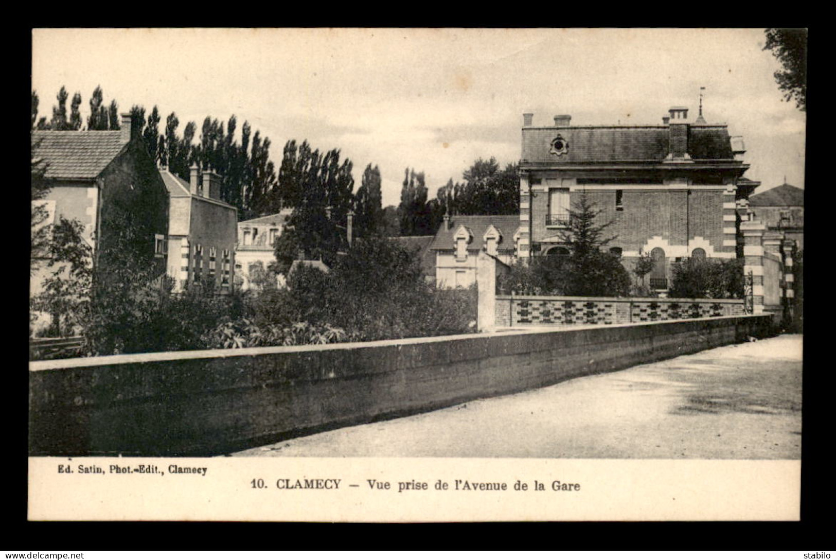 58 - CLAMECY - VUE PRISE DE L'AVENUE DE LA GARE - Clamecy