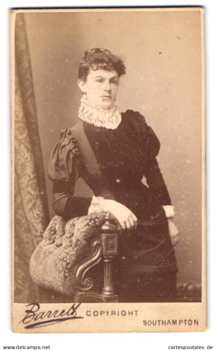 Photo Herbert Barrett, Southampton, 11 Upper Prospect Place, Brünette Dame Elegant Gekleidet  - Anonieme Personen