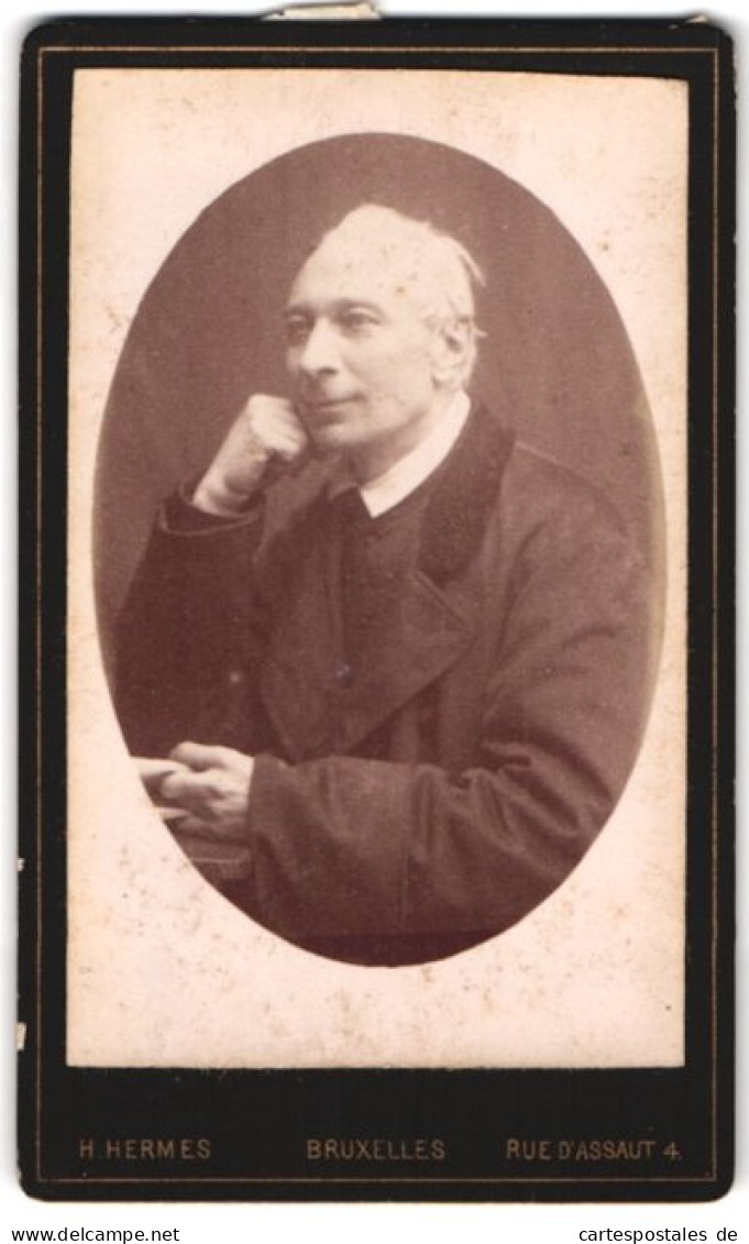 Fotografie H. Hermes, Bruxelles, 4 Rue D'Assaut, Portrait Grossvater In Denkerpose  - Anonieme Personen