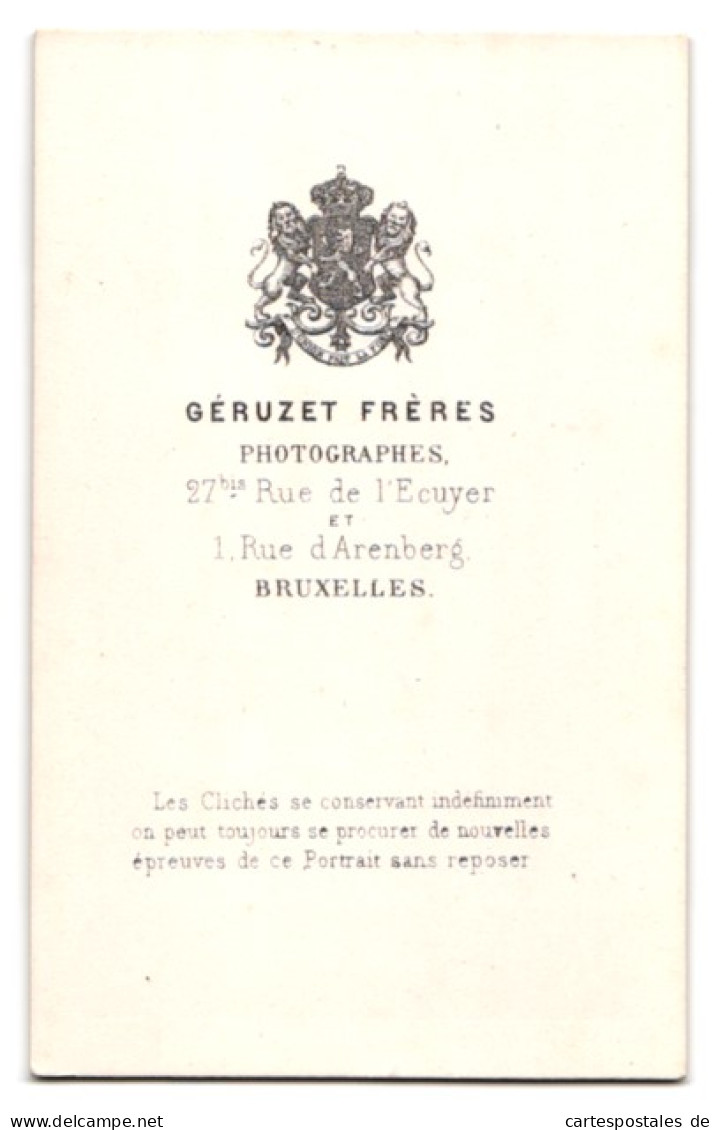 Fotografie Geruzet Freres, Bruxelles, 27 Rue De L'Ecuyer, Junger Herr Lehnt Lässig Am Beistelltisch  - Anonieme Personen