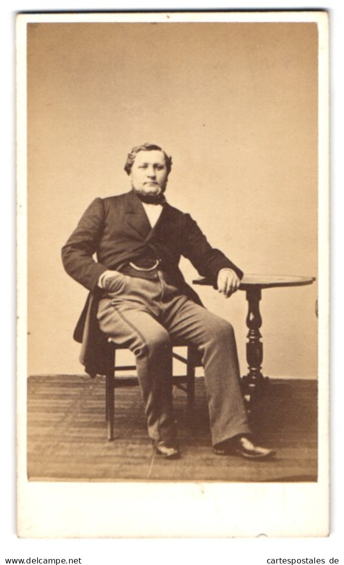 Photo A. Baril, Amiens, 6 Rue De La Bibliotheque, Eleganter Herr Avec Kinnbart Auf Stuhl Sitzend  - Anonieme Personen