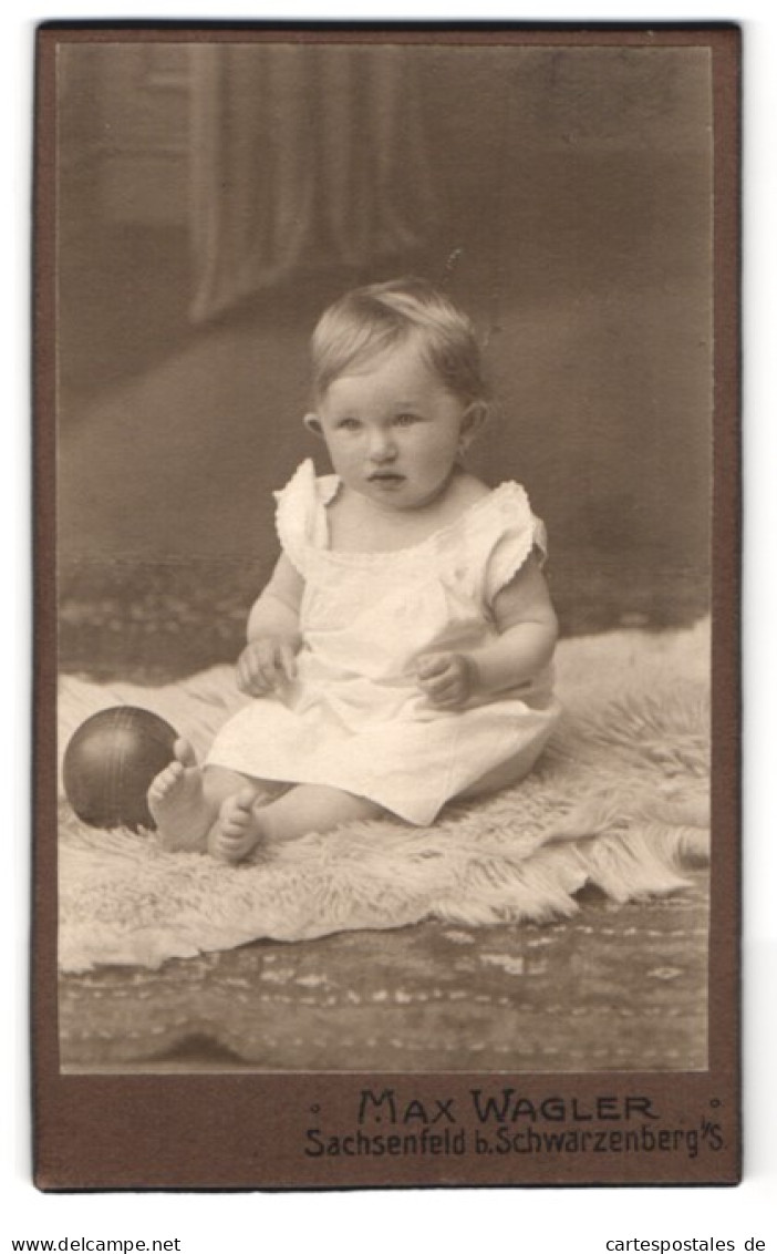 Fotografie Max Wagler, Sachsenfeld I. S., Baby Mit Ball Auf Felldecke Sitzend  - Anonieme Personen