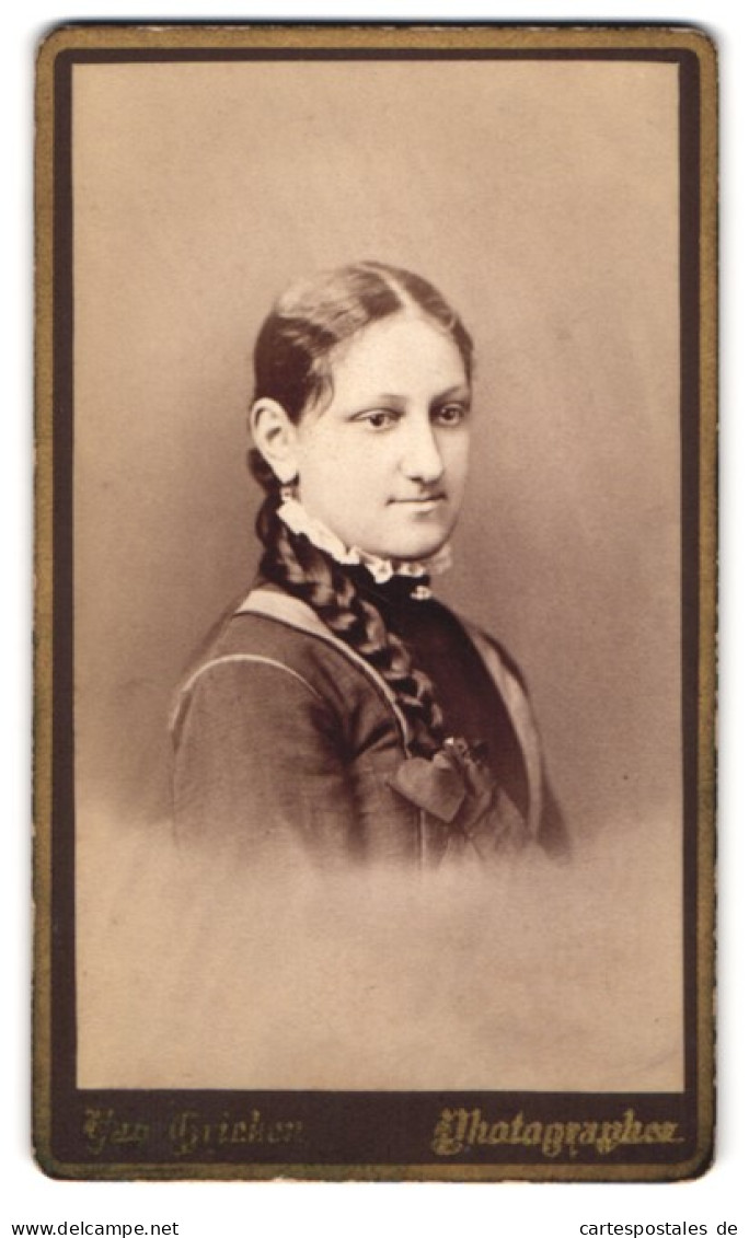 Fotografie Van Grieken, Keokuk / Iowa, 80 Main Street, Portrait Mädchen Mit Zopf  - Anonieme Personen