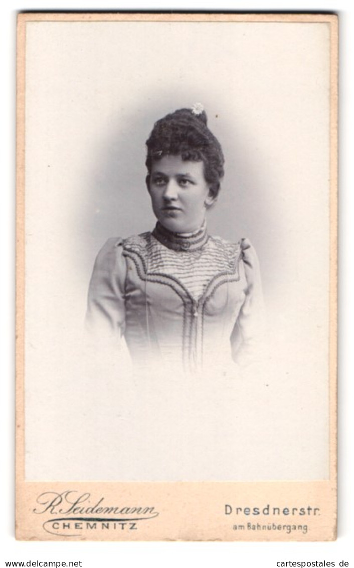 Fotografie R. Seidemann, Chemnitz, Dresdnerstr., Portrait Junge Dame Bestickten Kleid Mit Locken  - Anonymous Persons