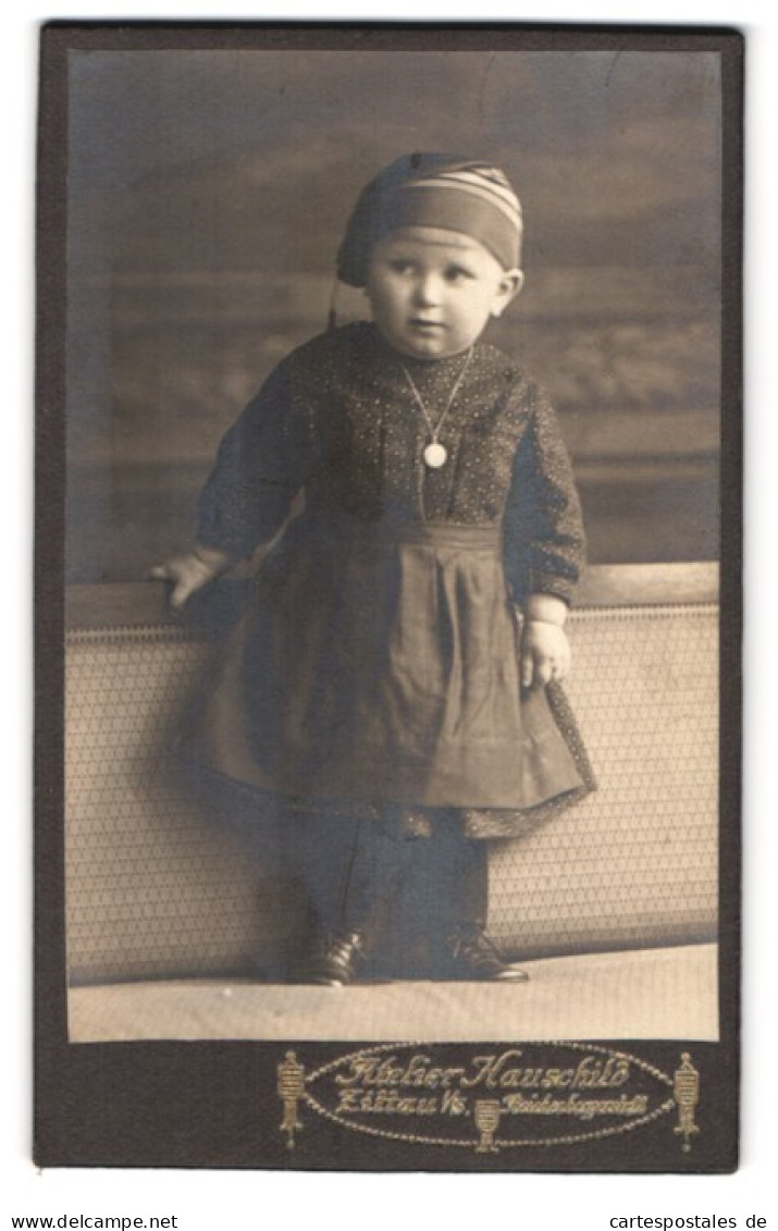 Fotografie Atelier Hauschild, Zittau I. S., Portrait Kleinkind Im Pünktchenkleid Mit Mütze  - Anonymous Persons