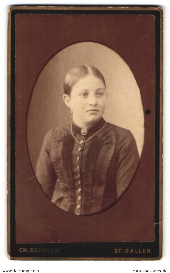 Fotografie Ch. Schalch, St. Gallen, Zur Börse, Portrait Mädchen Im Gestreiften Kleid Mit Brosche Und Halskette  - Anonymous Persons