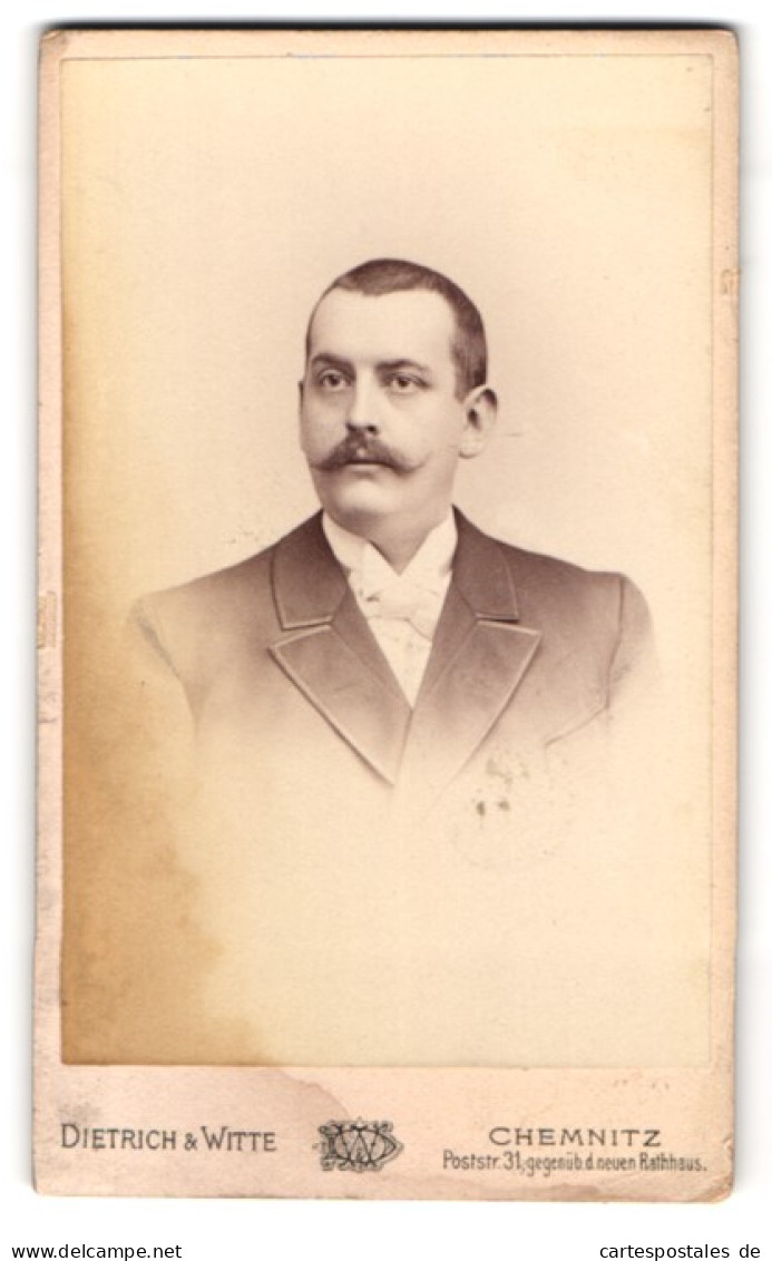 Fotografie Dietrich & Witte, Chemnitz, Poststr. 31, Portrait Mann Im Anzug Mit Weisser Fliege Und Moustache  - Anonieme Personen