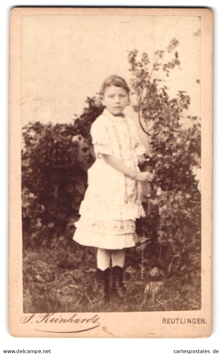 Fotografie J. Reinhardt, Reutlingen, Kleingraberstr. 330, Portrait Mädchen Im Weissen Kleid Steht Im Garten  - Personnes Anonymes