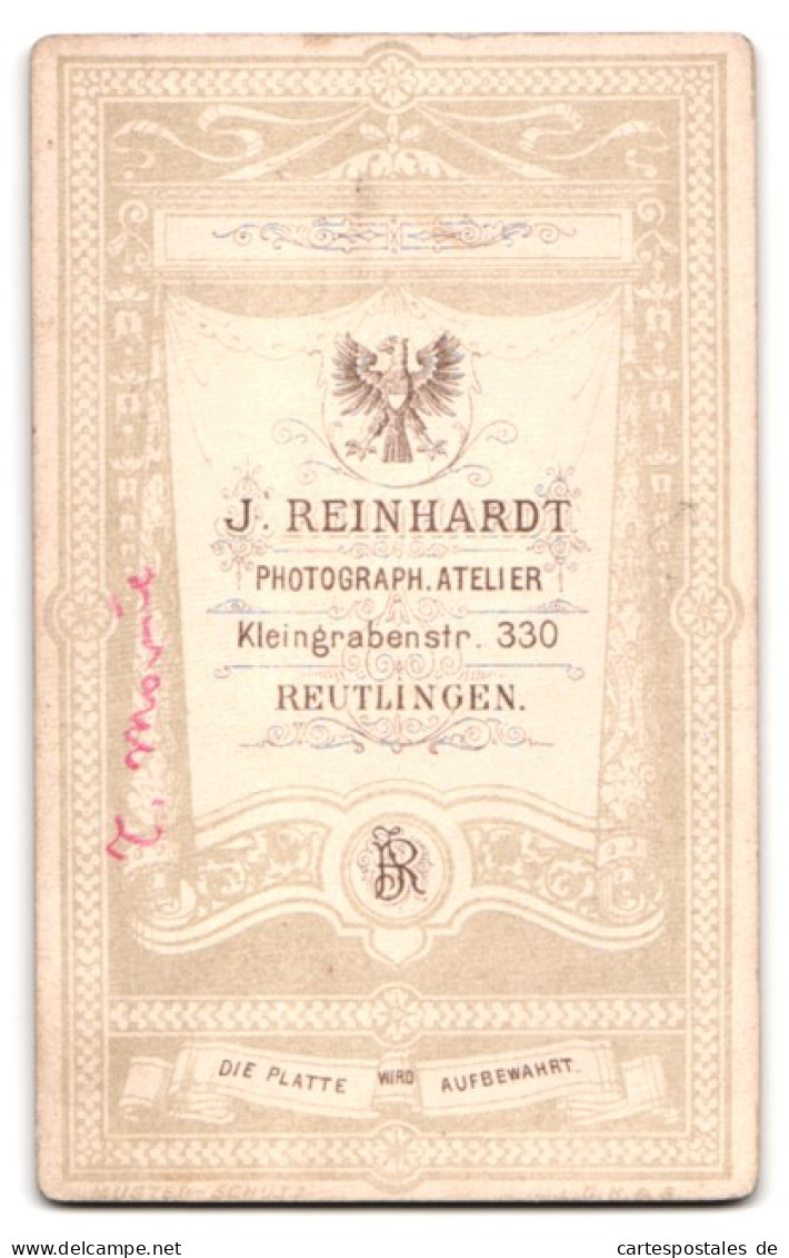 Fotografie J. Reinhardt, Reutlingen, Kleingraberstr. 330, Portrait Mädchen Im Weissen Kleid Steht Im Garten  - Anonieme Personen