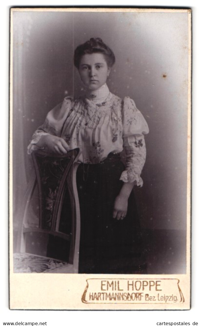 Fotografie Emil Hoppe, Hartmannsdorf, Portrait Dame Im Spitzenkleid Mit Hochsteckfrisur  - Anonymous Persons