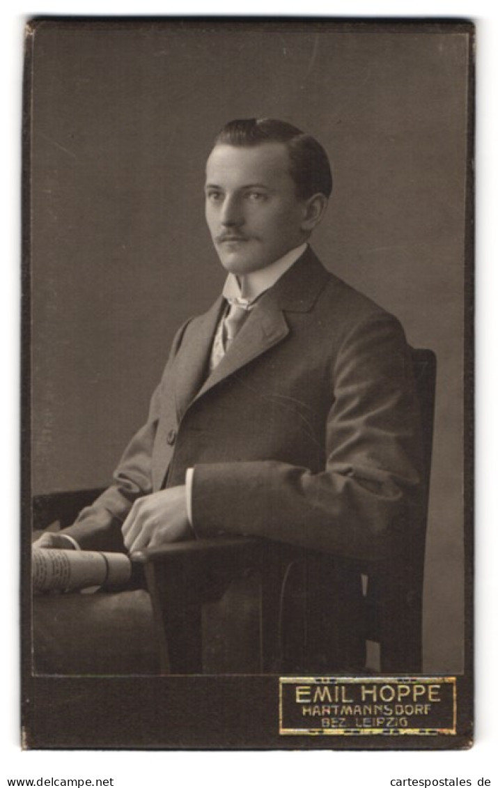 Fotografie Emil Hoppe, Hartmannsdorf, Portrait Herr Im Anzug Mit Krawatte Und Moustache  - Anonymous Persons