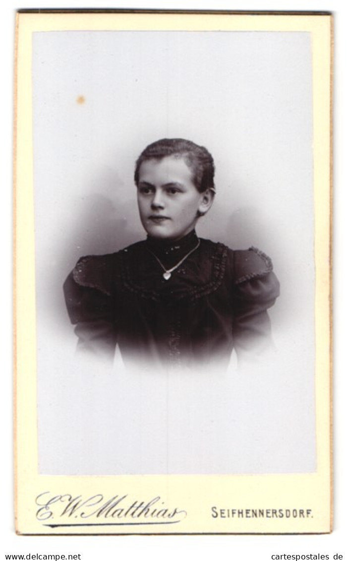 Fotografie E. W. Matthias, Seifhennersdorf I. S., Portrait Junge Frau Im Schwarzen Kleid Mit Herzanhänger An Halskette  - Anonieme Personen