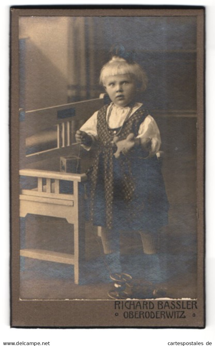 Fotografie Richard Bassler, Oberoderwitz, Portrait Mädchen Im Kleid Mit Perlenkette Und Kuscheltier  - Anonieme Personen