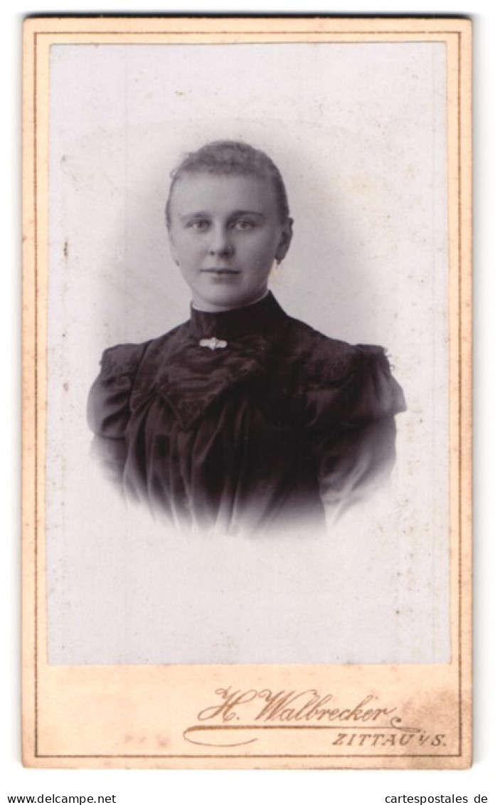 Fotografie H. Walbrecker, Zittau I. S., Breite Str. 9, Portrait Mädchen Im Schwarzen Kleid Mit Brosche  - Personnes Anonymes