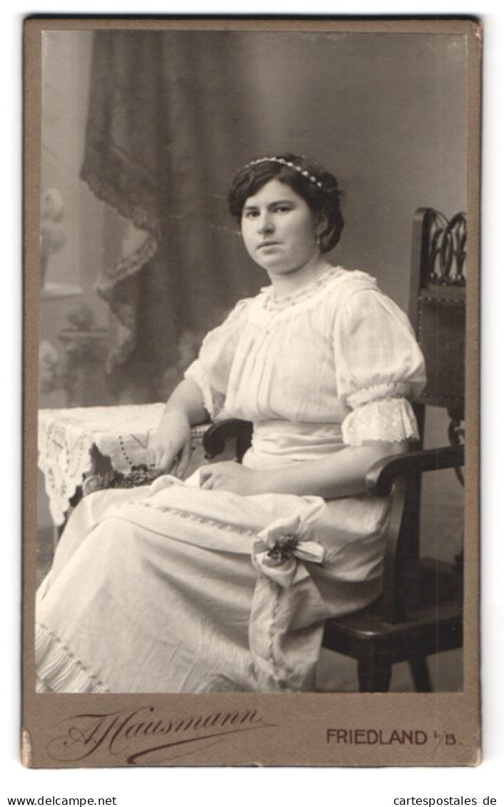 Fotografie A. Hausmann, Friedland I. B., Gorlitzergasse, Portrait Rundliche Frau Im Wessen Kleid Mit Haarreif  - Anonieme Personen