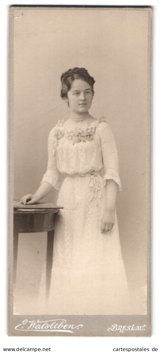 Fotografie E. Walsleben, Breslau, Portrait Hübsche Junge Frau Im Weissen Kleid Mit Blumenschmuck  - Anonieme Personen