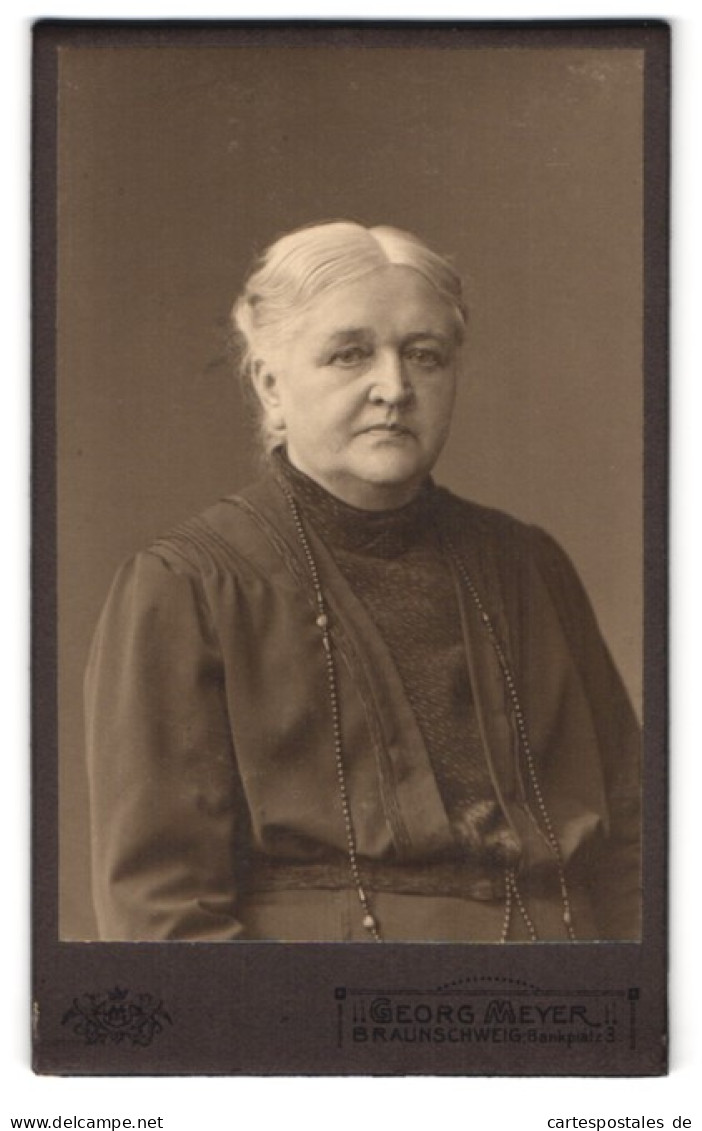 Fotografie Georg Meyer, Braunschweig, Bankplatz 3, Portrait ältere Dame Im Biedermeierkleid Mit Perlenkette  - Personnes Anonymes