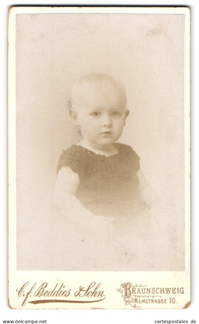 Fotografie C. F. Beddies & Sohn, Braunschweig, Kuhstr. 10, Portrait Baby Im Häkelkleid Mit Blonden Haaren  - Personnes Anonymes