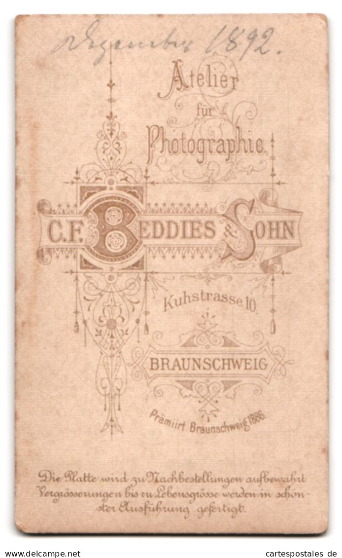 Fotografie C. F. Beddies & Sohn, Braunschweig, Kuhstr. 10, Portrait Baby Im Häkelkleid Mit Blonden Haaren  - Anonieme Personen