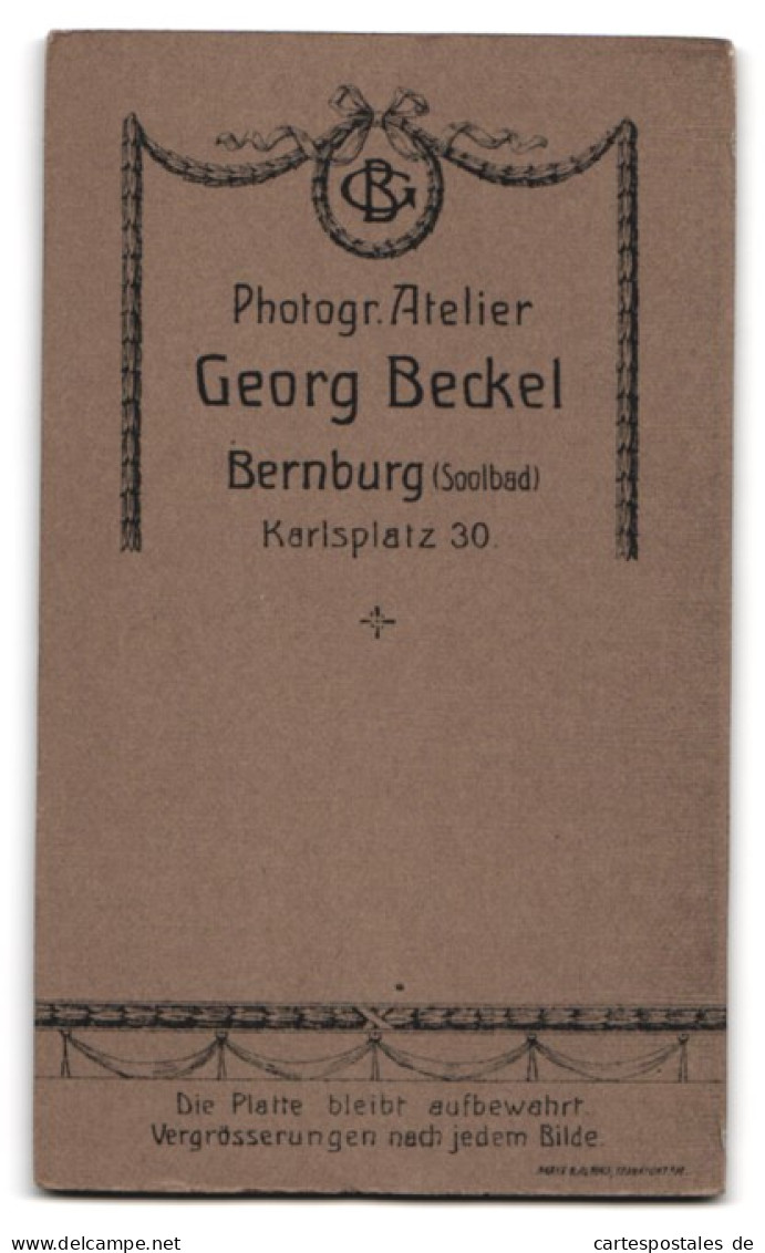 Fotografie Georg Beckel, Bernburg, Karlsplatz 30, Portrait Frau In Weisser Bluse Mit Rüschekragen Und Armkettchen  - Personnes Anonymes