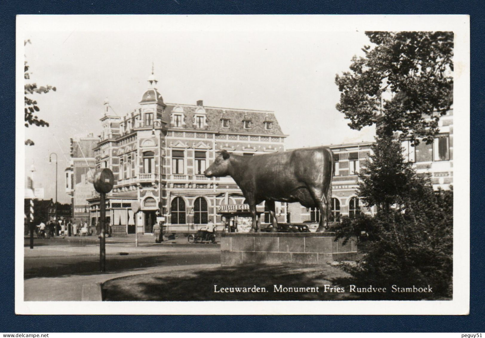 Leeuwarden. Zuidplein. Monument Fries Rundvee Stamboek (1954- Gerhardus Jan Adema). Hôtel De Klanderij. 1957 - Leeuwarden