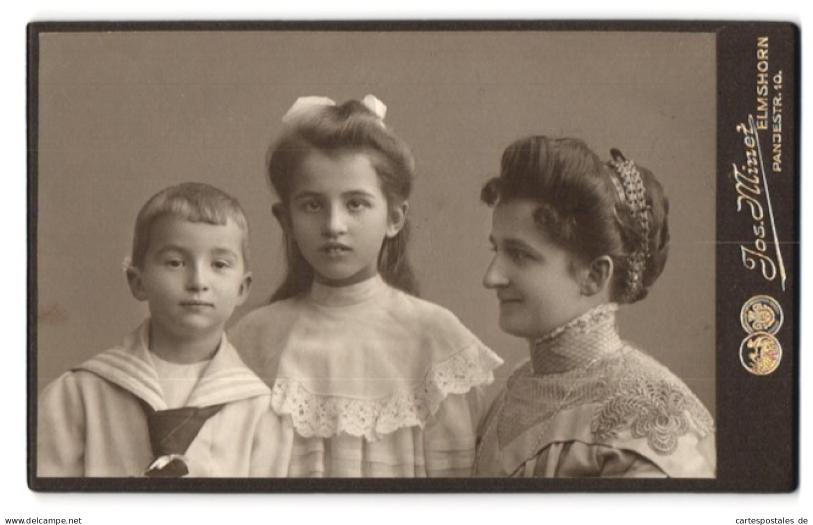 Fotografie Jos. Minet, Elmshorn, Panjestr. 10, Portrait Mutter Mit Zwei Kindern Im Kleid Und Matrosenanzug  - Anonyme Personen