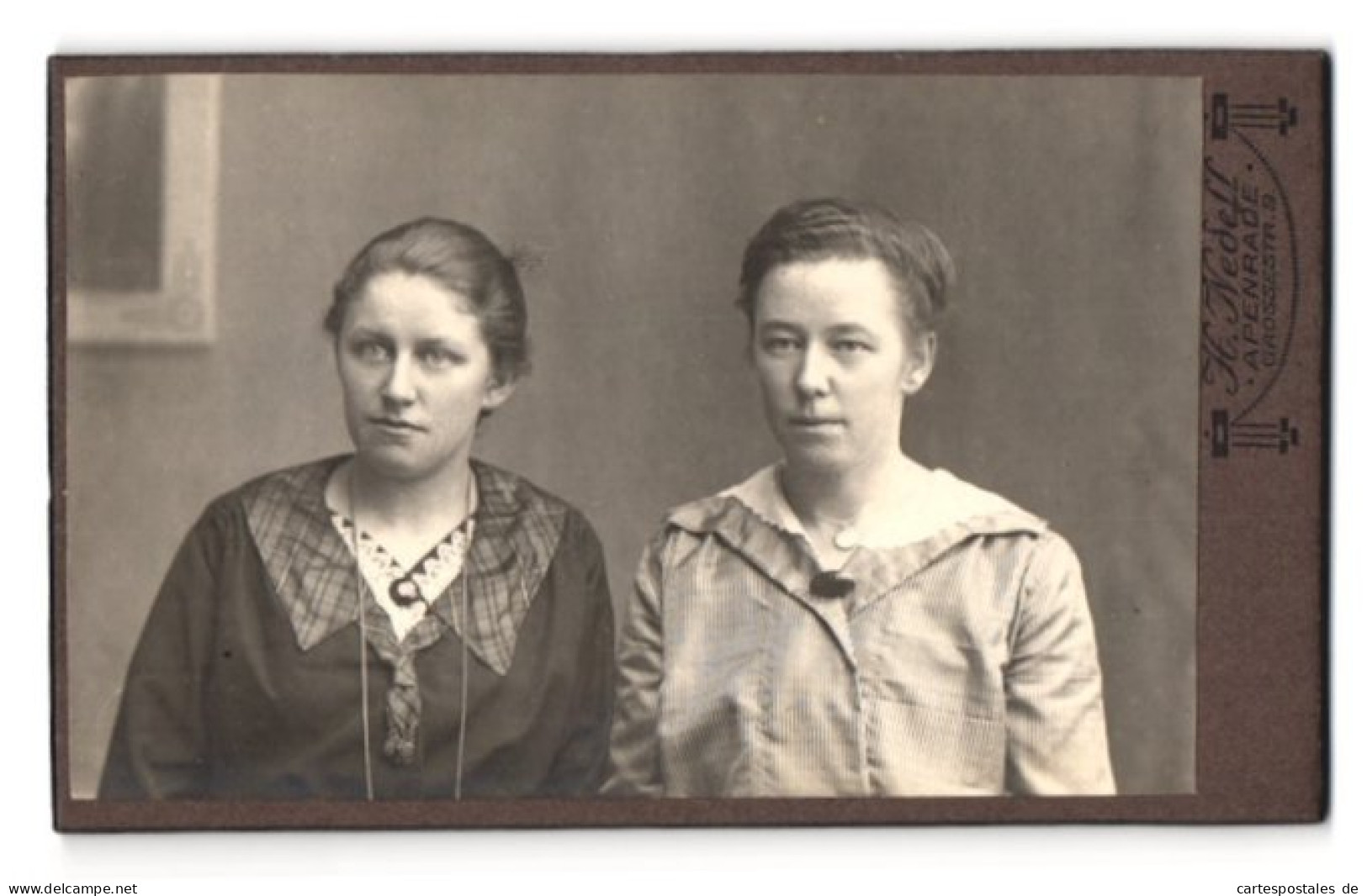 Fotografie H.Nedell, Apenrade, Grossestr. 9, Portrait Zwei Damen In Kleidern Mit Broschen  - Anonyme Personen