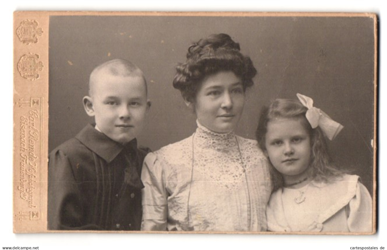 Fotografie Carl Remde, Eisenach, Frauenberg 29, Portrait Mutter Mit Zwei Kindern Im Anzug Und Kleid Mit Haarschleife  - Anonyme Personen