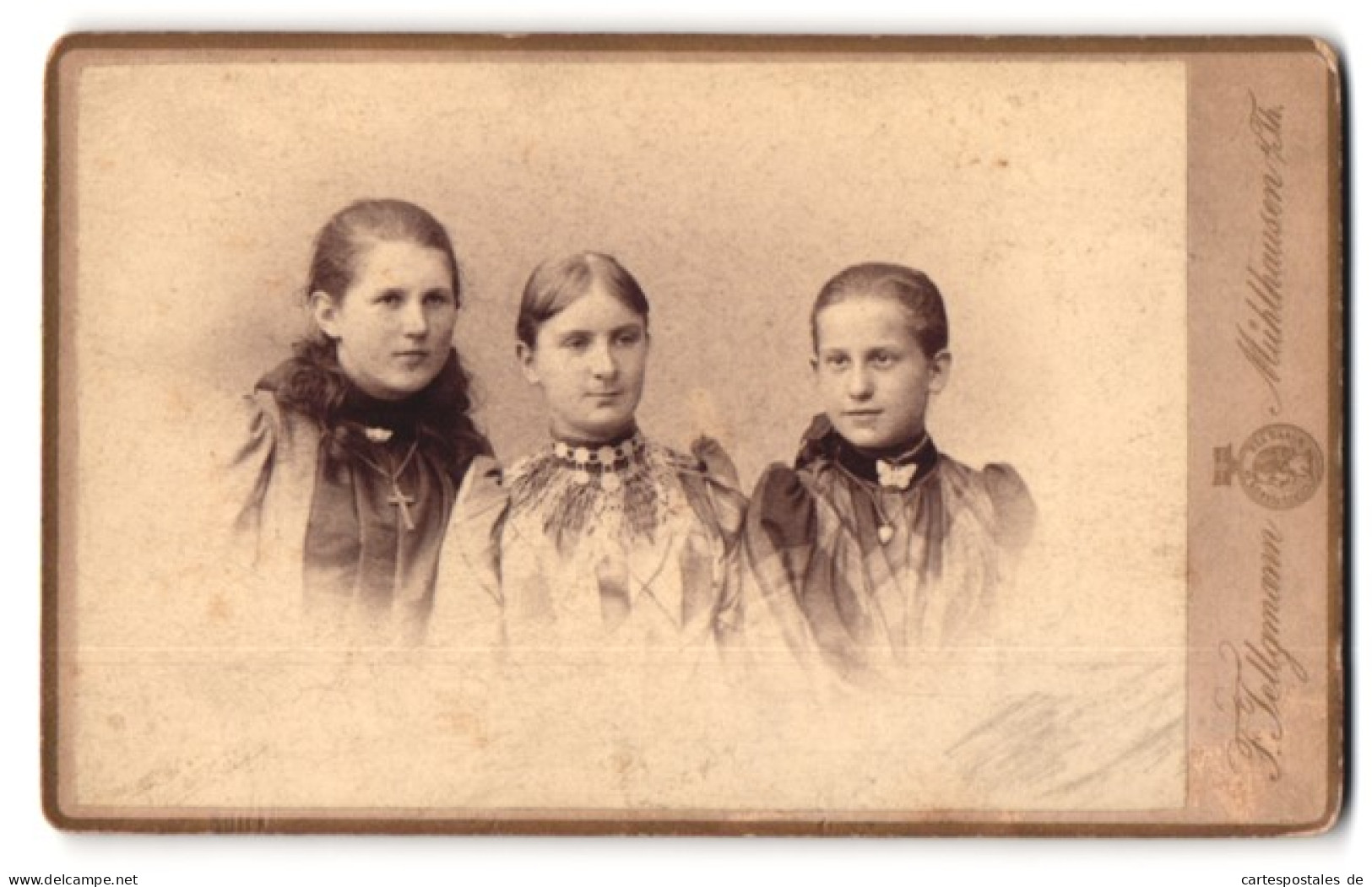 Fotografie F. Tellgmann, Mühlhausen I. Th., Portrait Drei Mädchen Gretschen, Anna Und Elsa In Kleidern  - Anonyme Personen