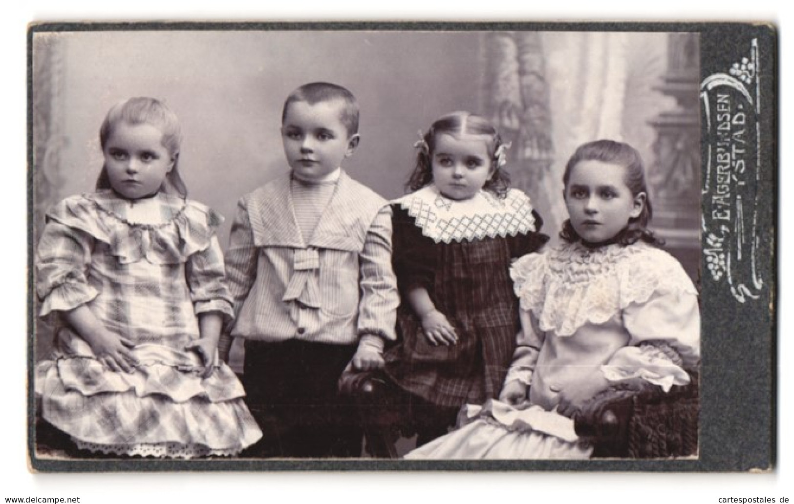 Fotografie E. Agerbundsen, Ystad, Portrait Vier Kinder In Kleidern Mit Zöpfen Und Junge Im Matrosenanzug  - Persone Anonimi