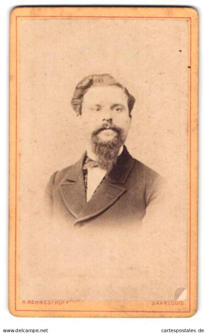 Fotografie Heinrich Hermestroff, Saarlouis, Silberherzstr. 11, Portrait Herr Im Anzug Mit Henriquatre Bart  - Anonyme Personen