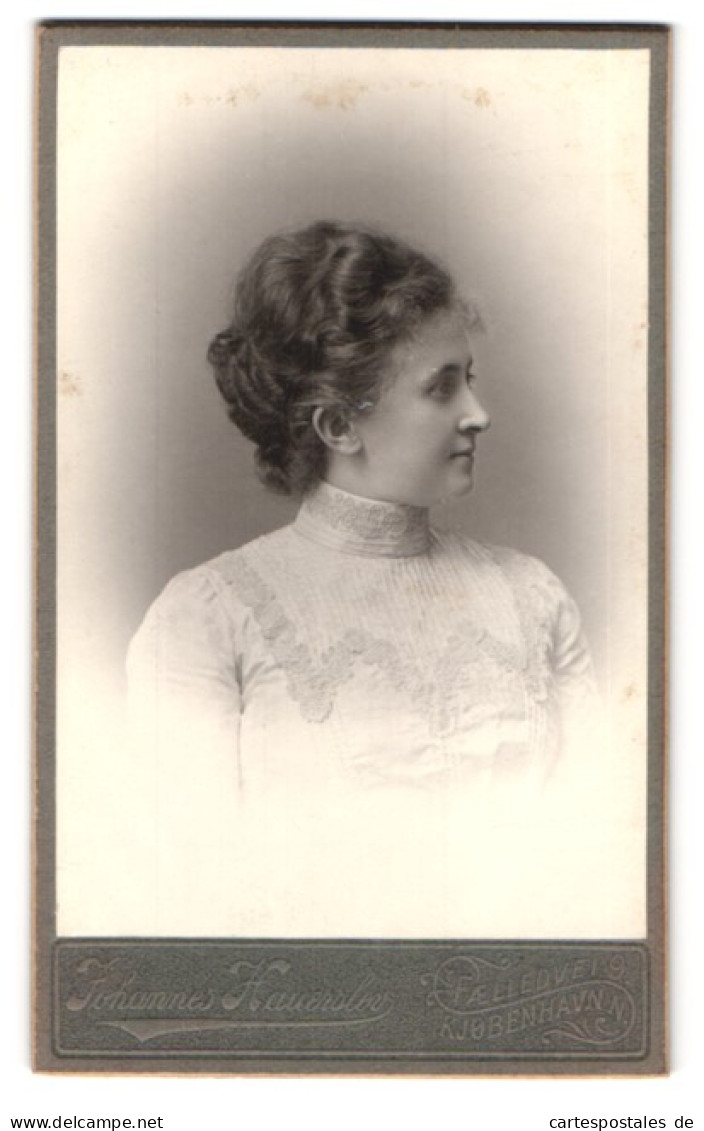 Fotografie Johannes Hauerslev, Kjobenhavn, Falledvei 9, Portrait Dame Im Weissen Kleid Mit Locken  - Anonyme Personen