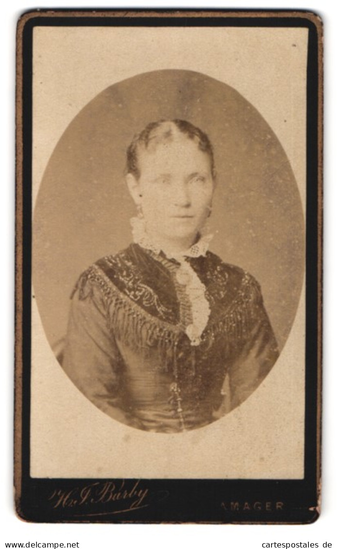 Fotografie H. F. Barby, Frederiksberg, Amagervei 45, Portrait Dame Im Kleid Mit Spitzenkragen  - Anonyme Personen