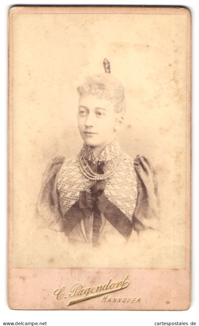Fotografie C. Pagendorf, Hannover, Georgstr. 17, Portrait Junge Frau Mary Im Spitzenkleid Mit Perlenkette  - Anonyme Personen
