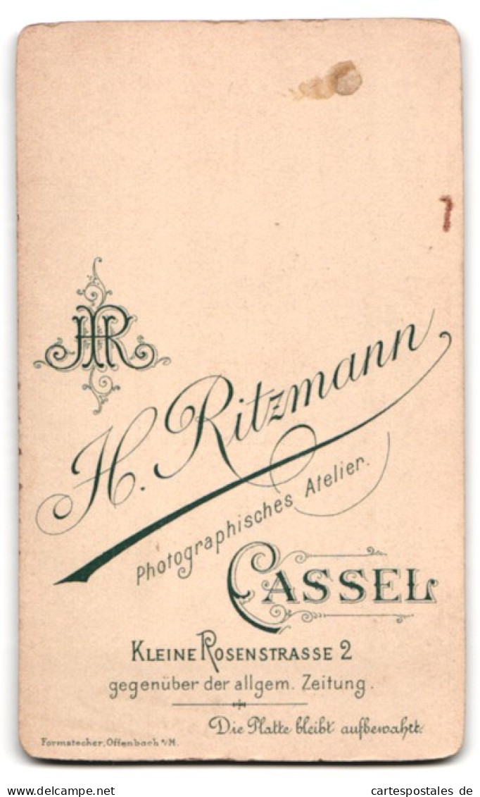 Fotografie H. Ritzmann, Cassel, Kleine Rosenstr. 2, Portrait Stolze Junger Mutter Mit 2 Töchtern In Eleganten Kleidern  - Anonieme Personen