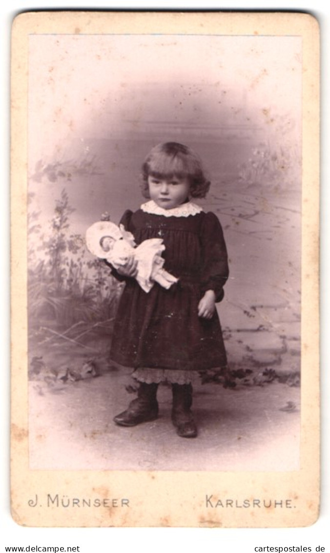 Fotografie J. Mürnseer, Karlsruhe, Rüppurrer-Str. 16, Portrait Kleines Süsses Mädchen Hält Ihre Puppe In Der Hand  - Anonieme Personen