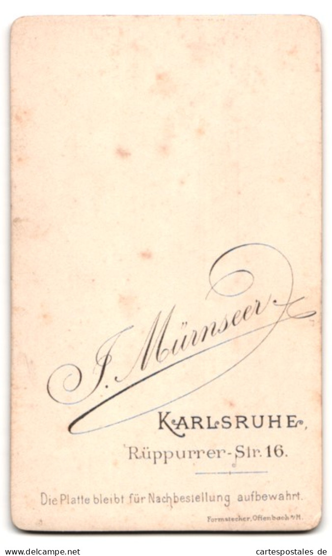 Fotografie J. Mürnseer, Karlsruhe, Rüppurrer-Str. 16, Portrait Kleines Süsses Mädchen Hält Ihre Puppe In Der Hand  - Anonieme Personen