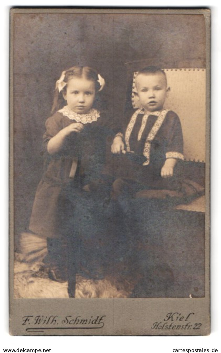 Fotografie F. Wilh. Schmidt, Kiel, Holstenstr. 22, Portrait Bezauberndes Kinderpaar In Niedlicher Kleidung  - Anonieme Personen