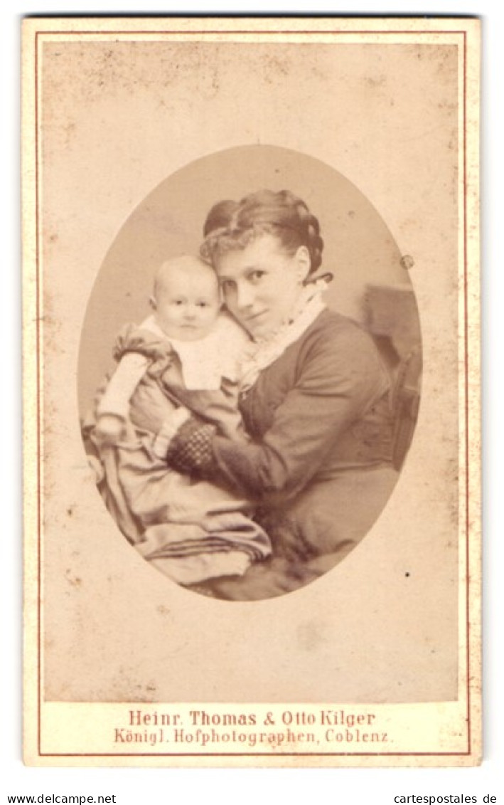 Fotografie Heinr. Thomas & Otto Kilger, Coblenz, Schlossstr. 22, Portrait Stolze Junge Mutter Mit Süssem Baby Im Arm  - Personas Anónimos