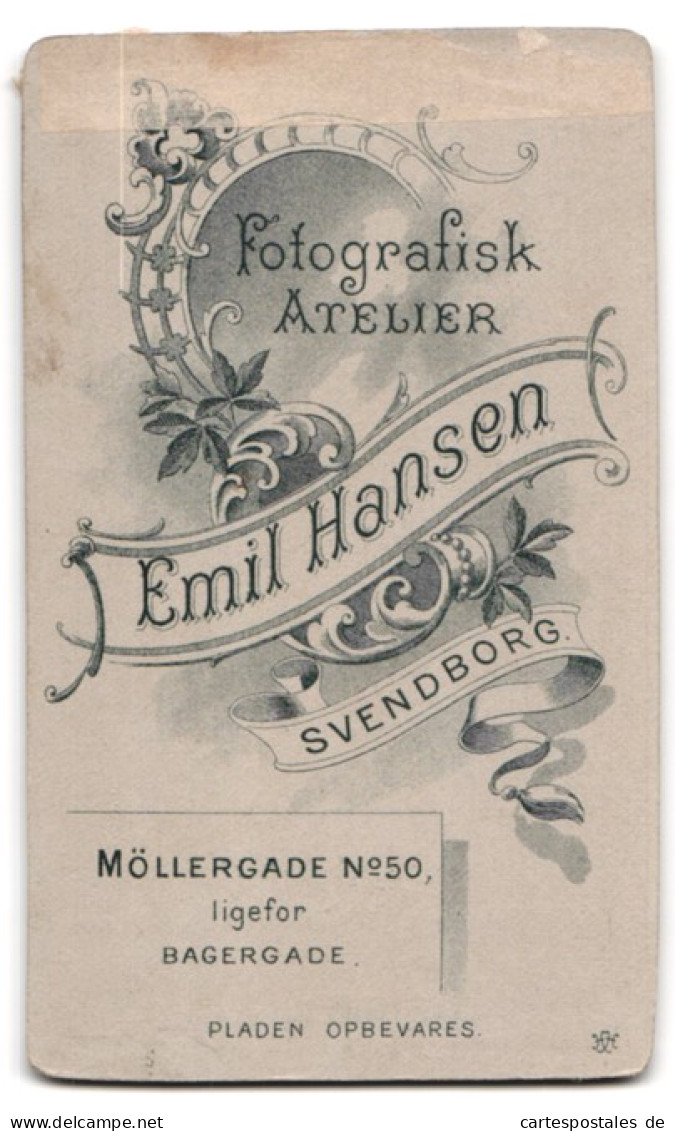 Fotografie Emil Hansen, Svendborg, Mollergade 50, Portrait Frecher Blonder Bube Im Anzug Am Geländer Stehend  - Anonieme Personen