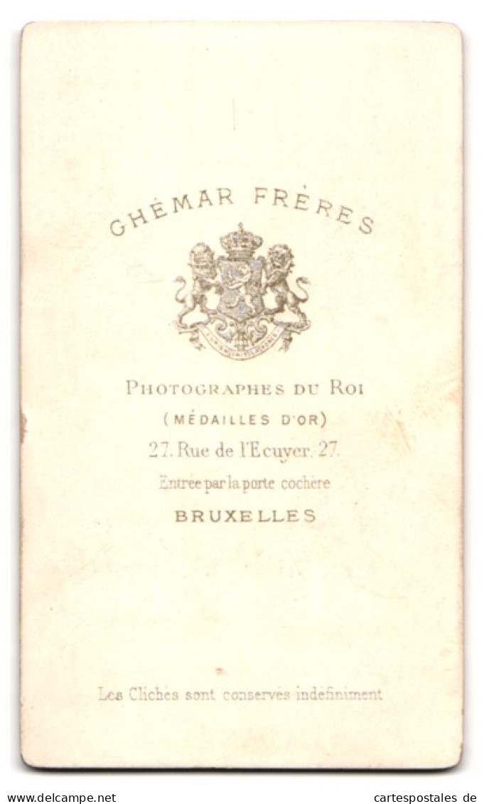 Fotografie Ghemar Freres, Bruxelles, 27 Rue De L'Ecuyer, Portrait Dunkelhaarige Junge Frau Mit Dutt Und Halstuch  - Anonieme Personen
