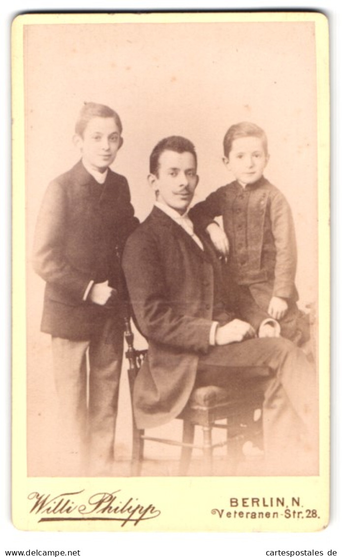 Fotografie Willi Philipp, Berlin, Veteranenstr. 28, Portrait Stolzer Vater Mit Zwei Niedlichen Söhnen In Anzügen  - Anonieme Personen