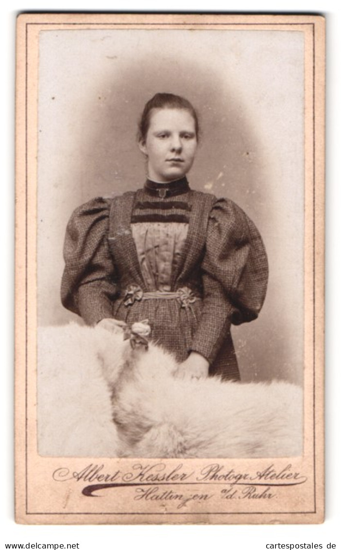 Fotografie Albert Kessler, Hattingen, Junge Frau In Kariertem Puffärmelkleid  - Anonieme Personen