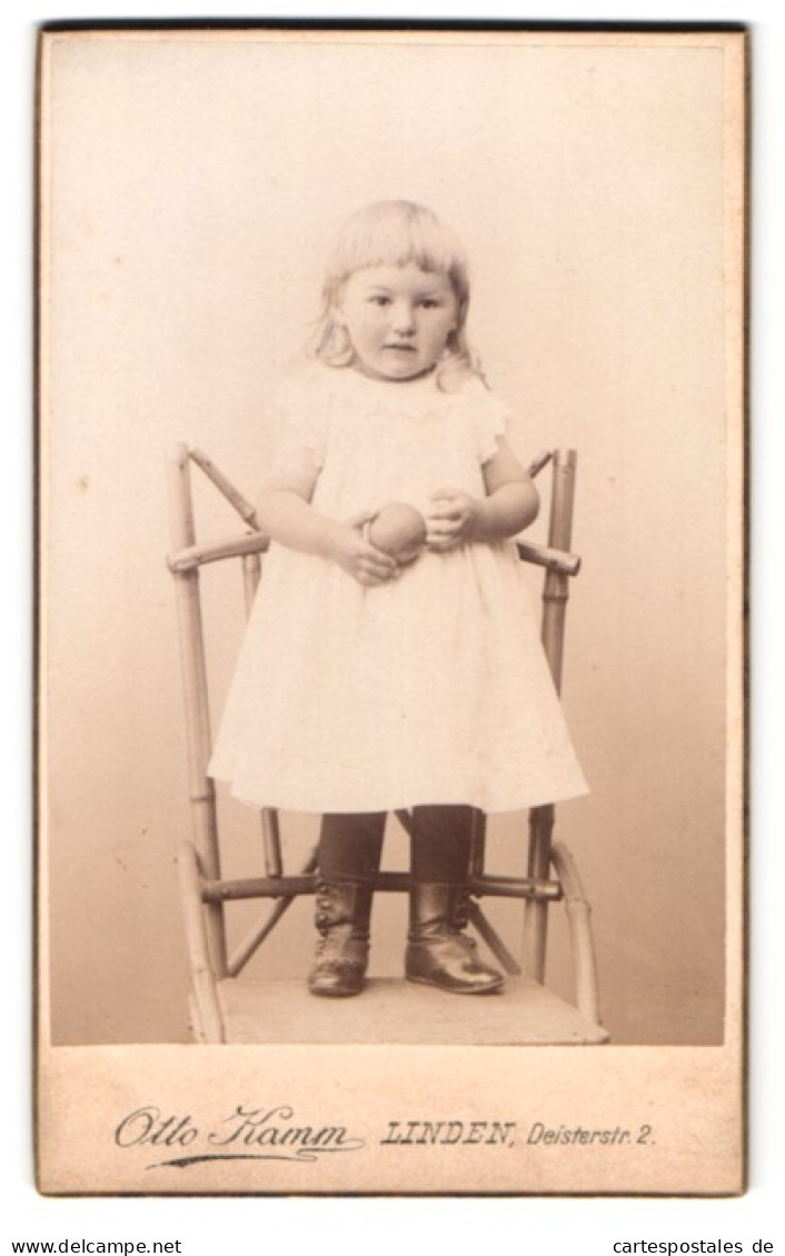 Fotografie Otto Kamm, Hannover, Deisterstrasse 2, Mädchen Im Kleidchen Mit Spielball  - Anonieme Personen