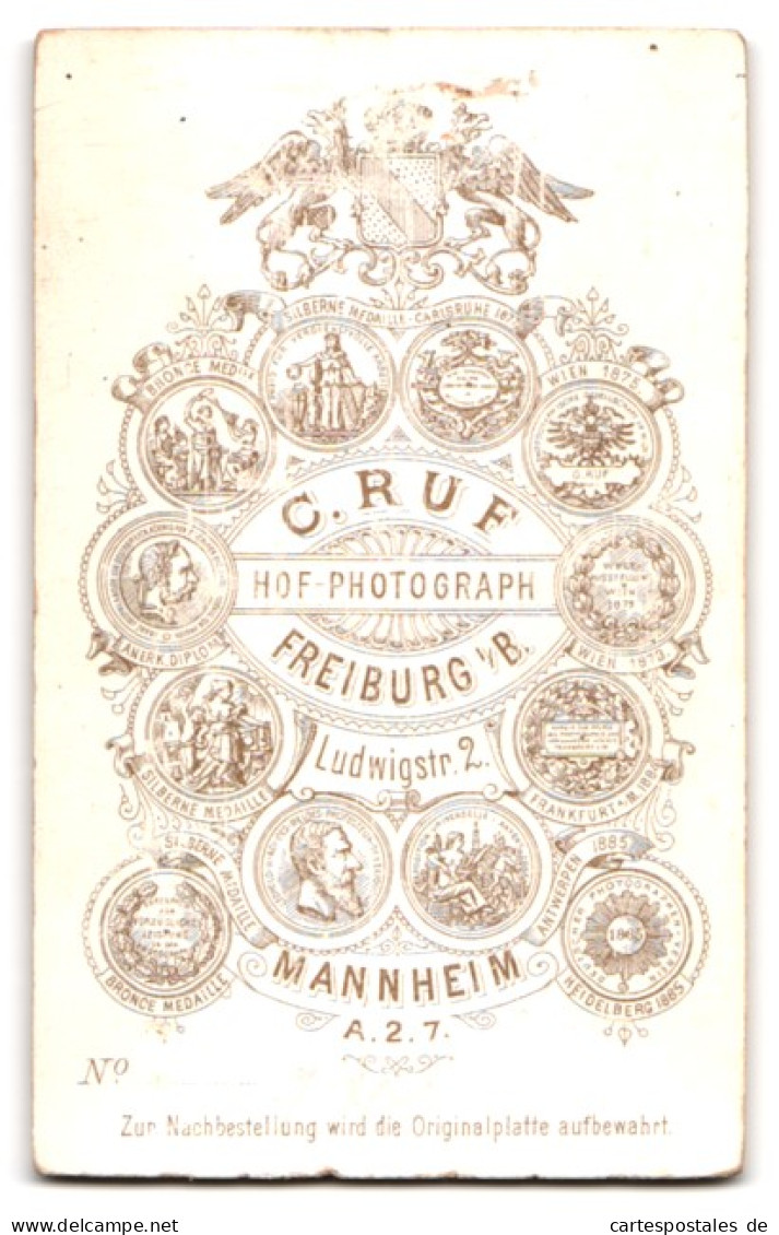 Fotografie C. Ruf, Freiburg I. B., Ludwigstrasse 2, Frau In Feinem Zwirn  - Anonieme Personen
