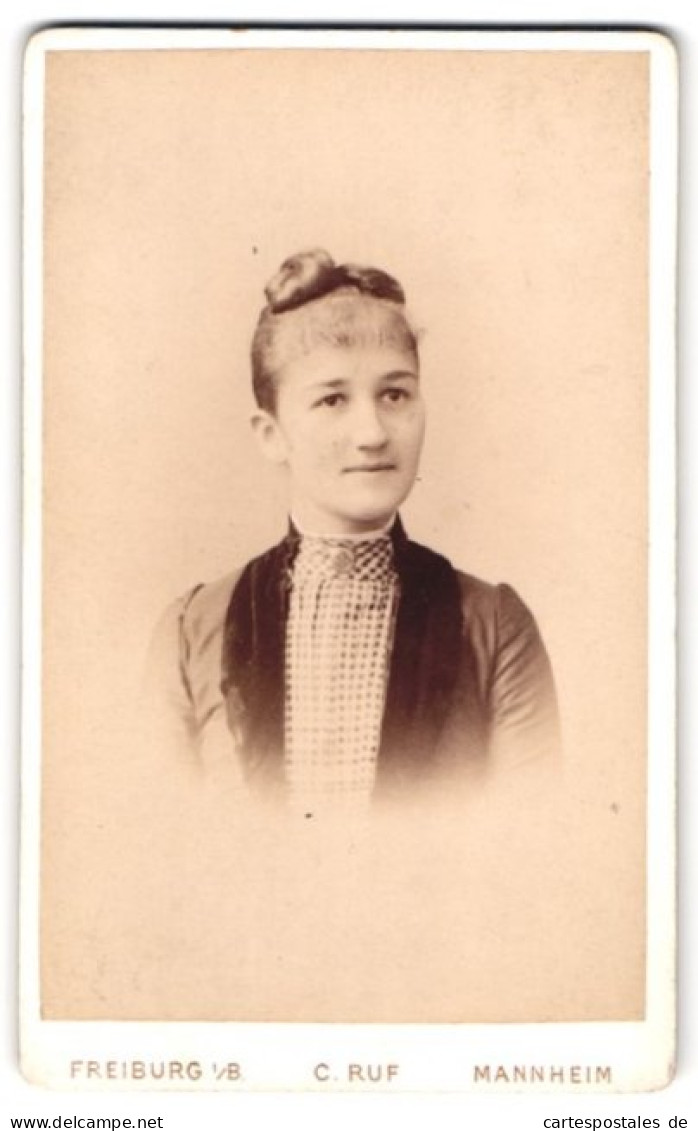 Fotografie C. Ruf, Freiburg, Ludwigstrasse 2, Hübsches Fräulein Im Portrait  - Anonieme Personen