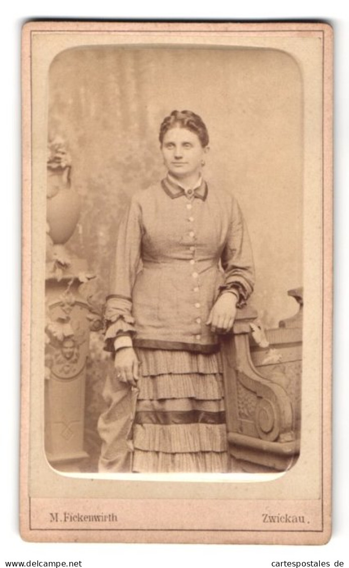 Fotografie M. Fickenwirth, Zwickau, Marienstrasse 12, Dame Im Taillierten Kleid  - Anonieme Personen