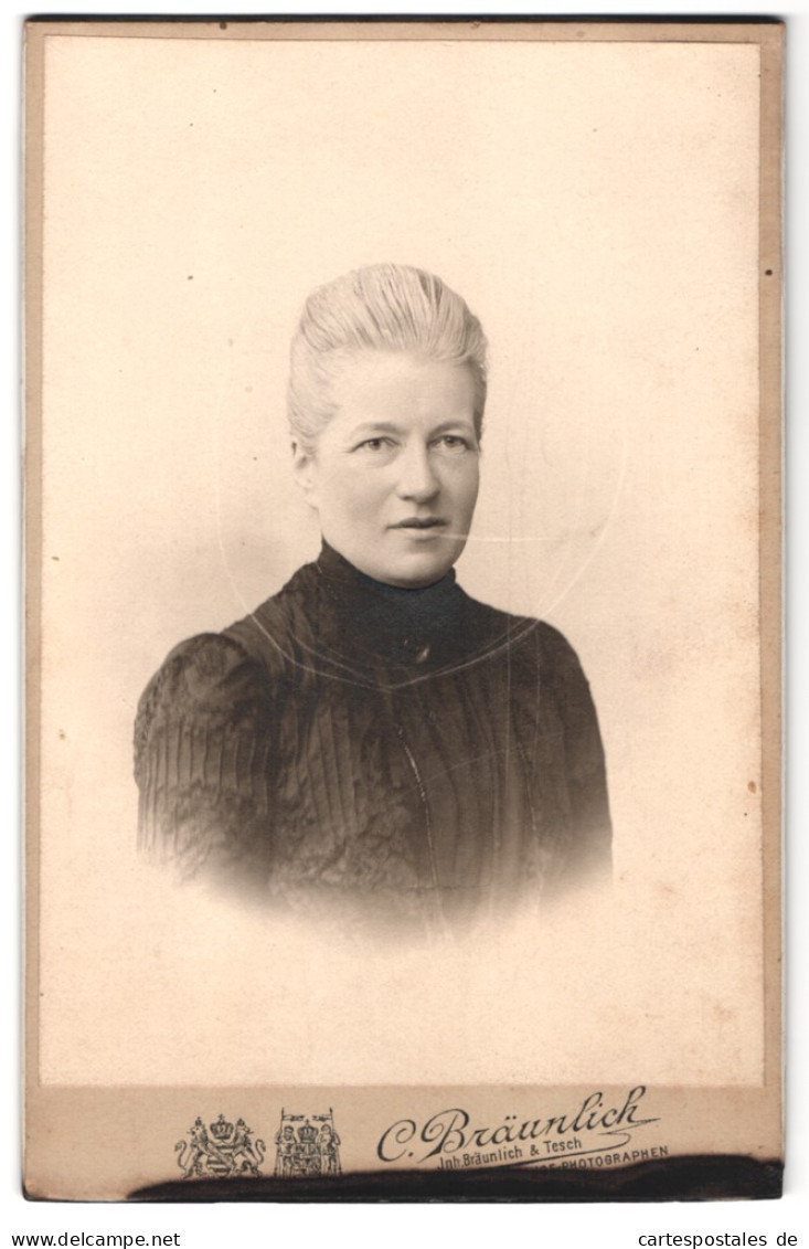 Fotografie C. Bräunlich, Jena, Teichgraben 5, Portrait Bürgerliche Dame In Hübscher Kleidung  - Anonyme Personen