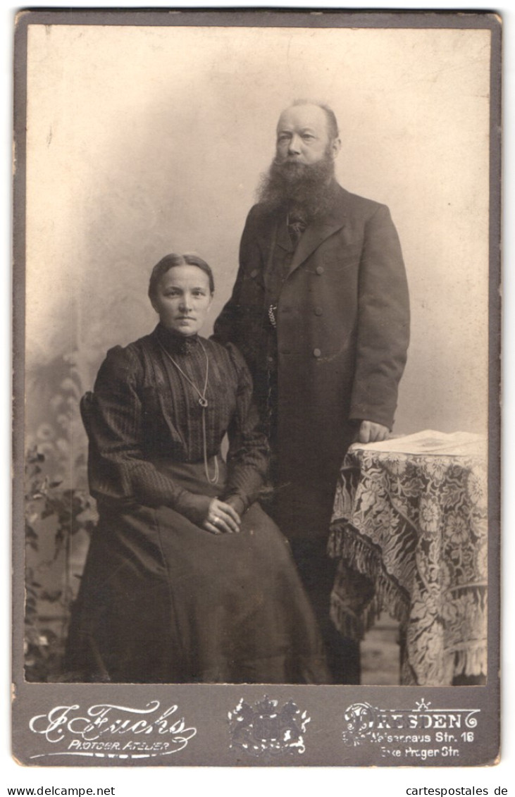 Fotografie J. Fuchs, Dresden, Portrait Bürgerliches Paar In Zeitgenössischer Kleidung  - Anonyme Personen