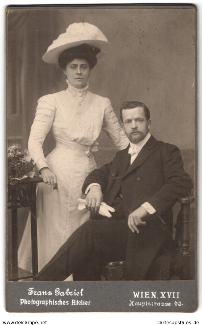 Fotografie Franz Gabriel, Wien, Hauptstrasse 63, Portrait Bürgerliches Paar In Eleganter Kleidung  - Anonyme Personen